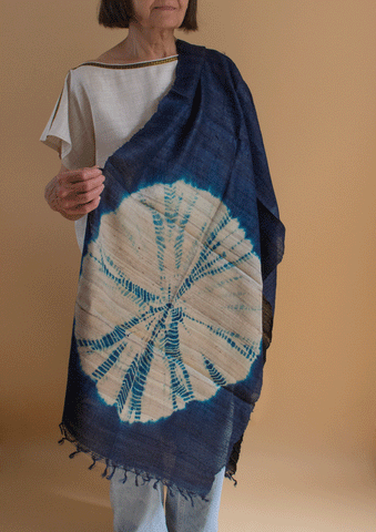 Handgewebter Seidenschal aus Bio Seide - blaue Batik