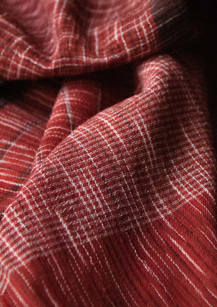 Langer handgewebter Sommerschal aus Bio Baumwolle mit Bommeln - rote Streifen