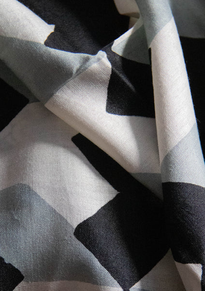 Handgewebter schmaler Schal aus Peace Silk / Eri Seide Grau Schwarz Graphisch Gemustert - Architektur