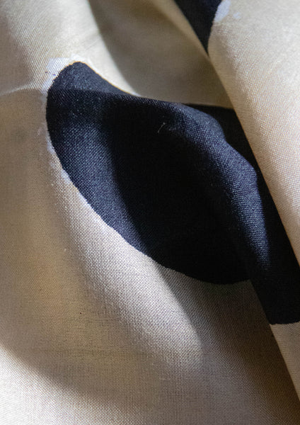 Handgewebter schmaler Schal aus Peace Silk / Eri Seide Schwarze Punkte - Dots