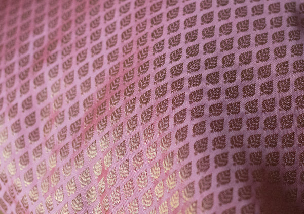 Rosa farbene Kissenhülle mit goldenen Blättermotiven, individualisierbar